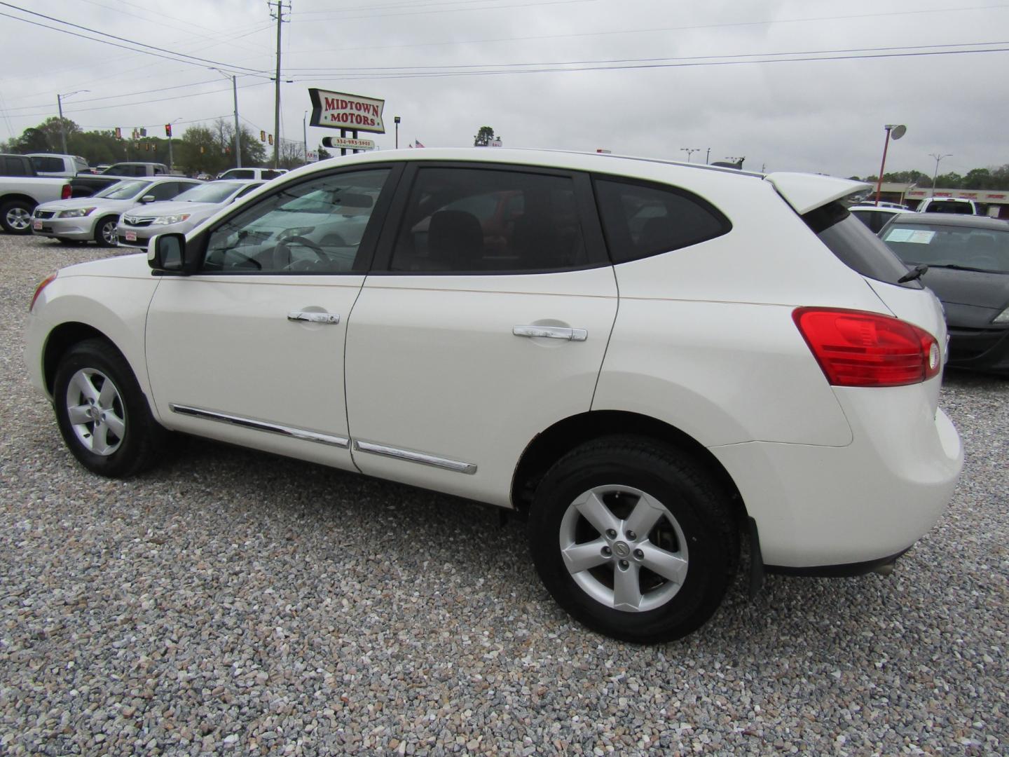 2013 White /Gray Nissan Rogue (JN8AS5MT8DW) , Automatic transmission, located at 15016 S Hwy 231, Midland City, AL, 36350, (334) 983-3001, 31.306210, -85.495277 - Photo#5